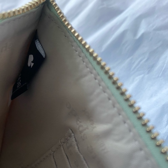 Kate Spade Daisy Medium Wristlet - Pinmount Logo - 3 Card Slots and Slip Pocket - Picture 6 of 8